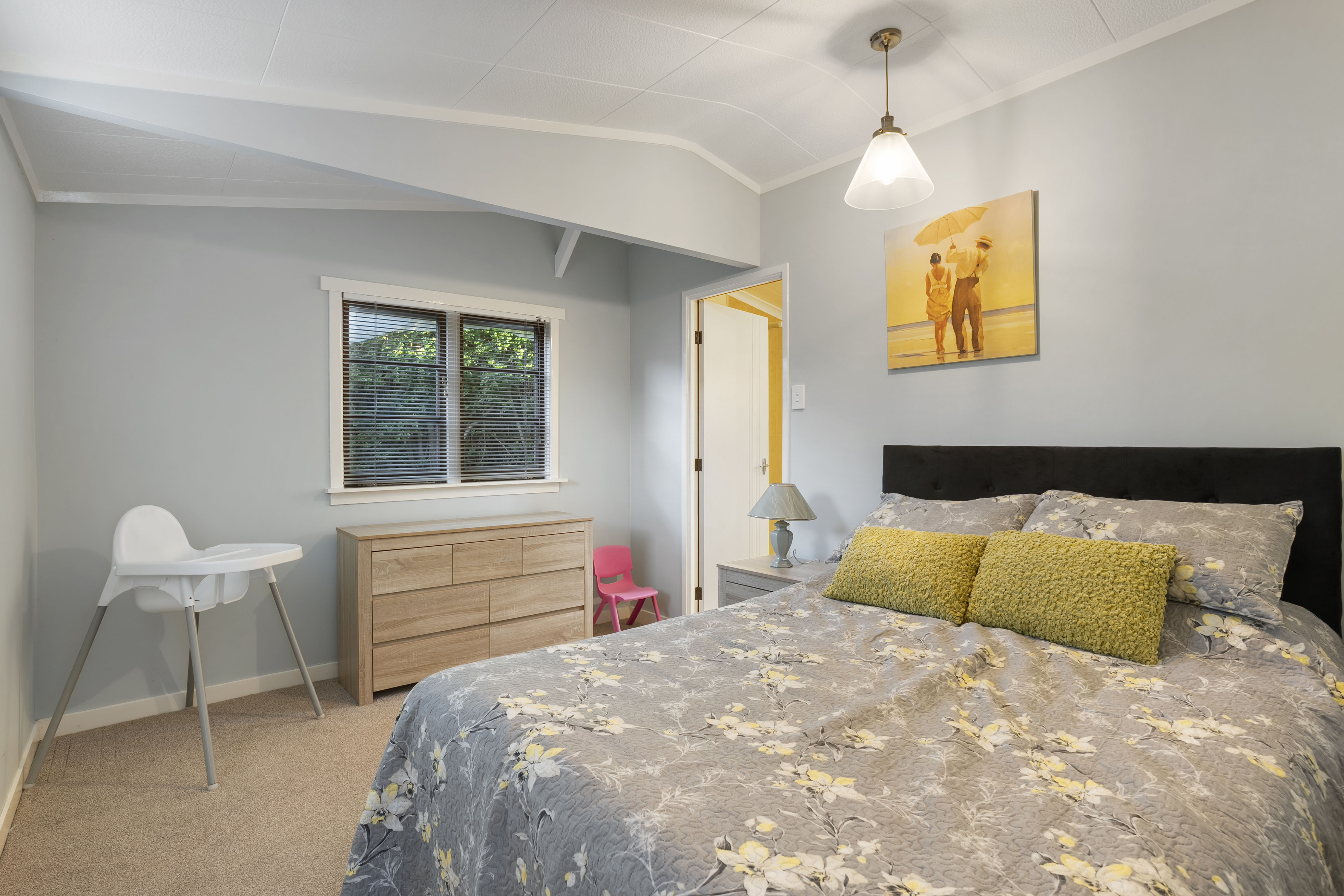 Coastal Charm on Prestigious Kiwi Esplanade